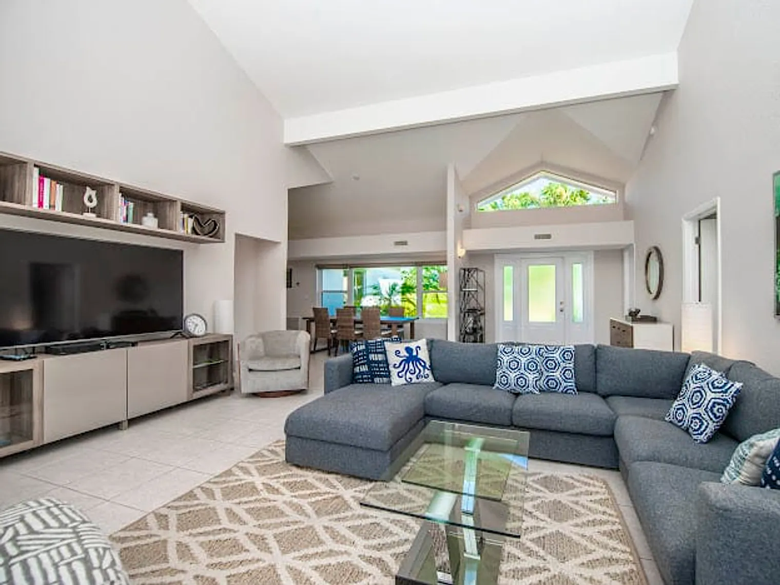 3 bed, 3.0 bath, 1926 sqft, $9,300 — Photo 3