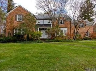 1 Soundview Ln, Great Neck, NY 11024