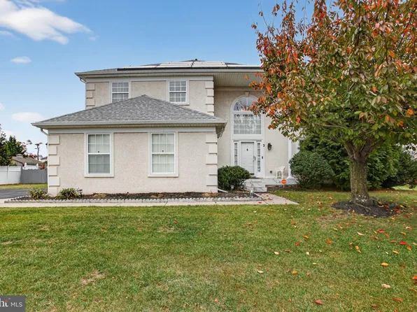 3 Horseshoe Dr, Burlington, NJ 08016