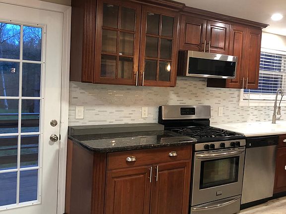 Gas stove, dishwasher and brand new microwave