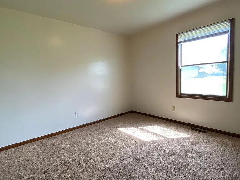 122 S Silverwood Ln — Photo 7