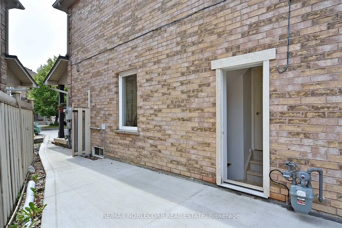 Building Photo - 103 Foxchase Ave #16