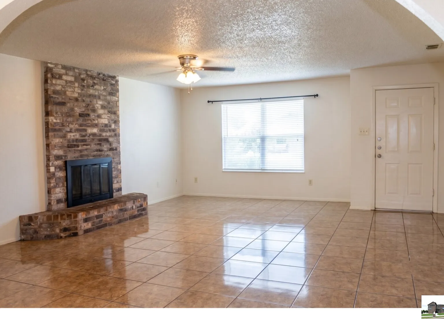 3 bed, 2.0 bath, 1422 sqft, $1,300 — Photo 3