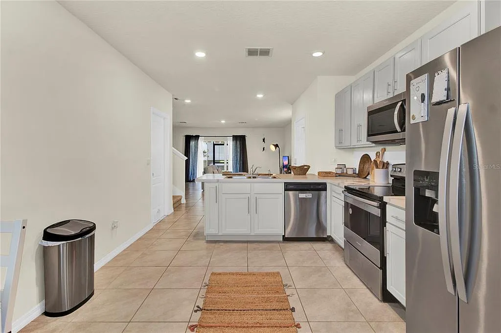 3 bed, 2.5 bath, 1674 sqft, $2,300 — Photo 4