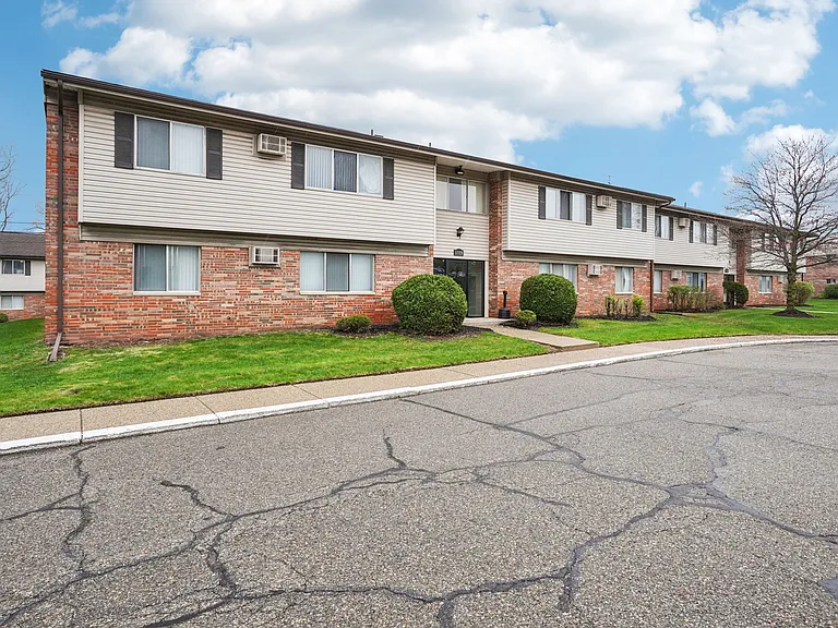 Hillcrest Club Apartments — Photo 66