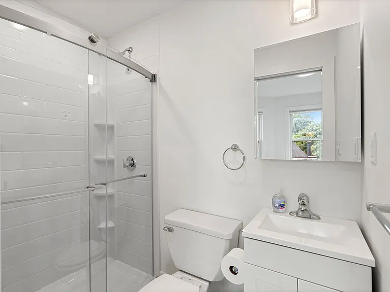 621 E 8th St #14 — Photo 4