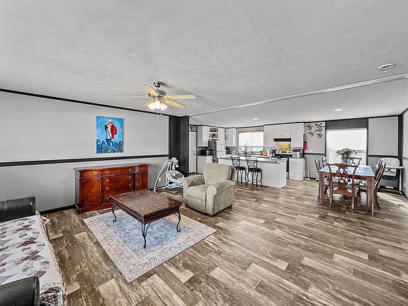 3rd image of 303 Mesa Rdg