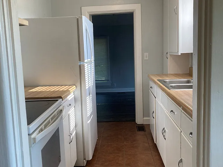 606 Morton St — Photo 16