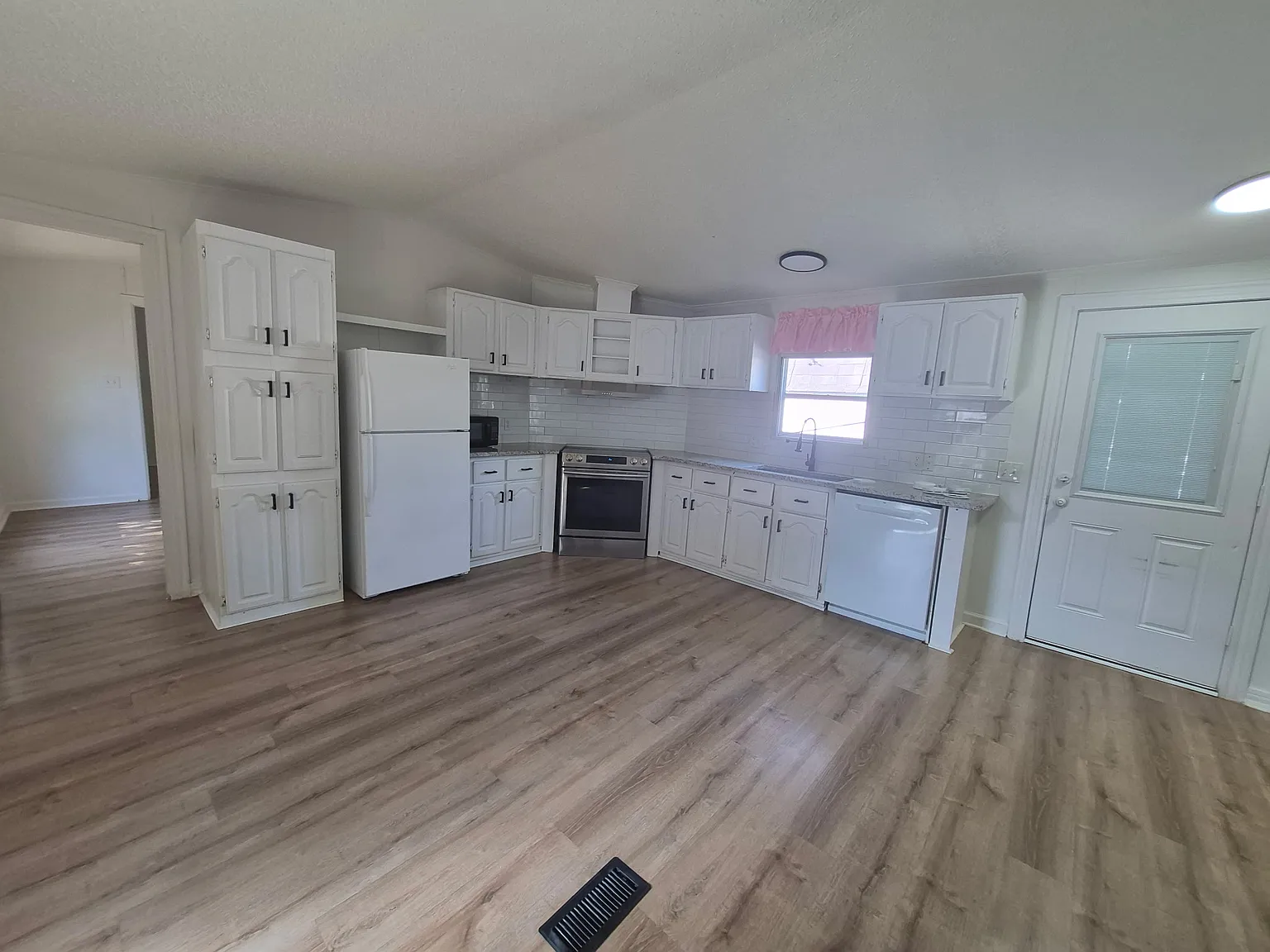 3 bed, 1216 sqft, $1,600 — Photo 1