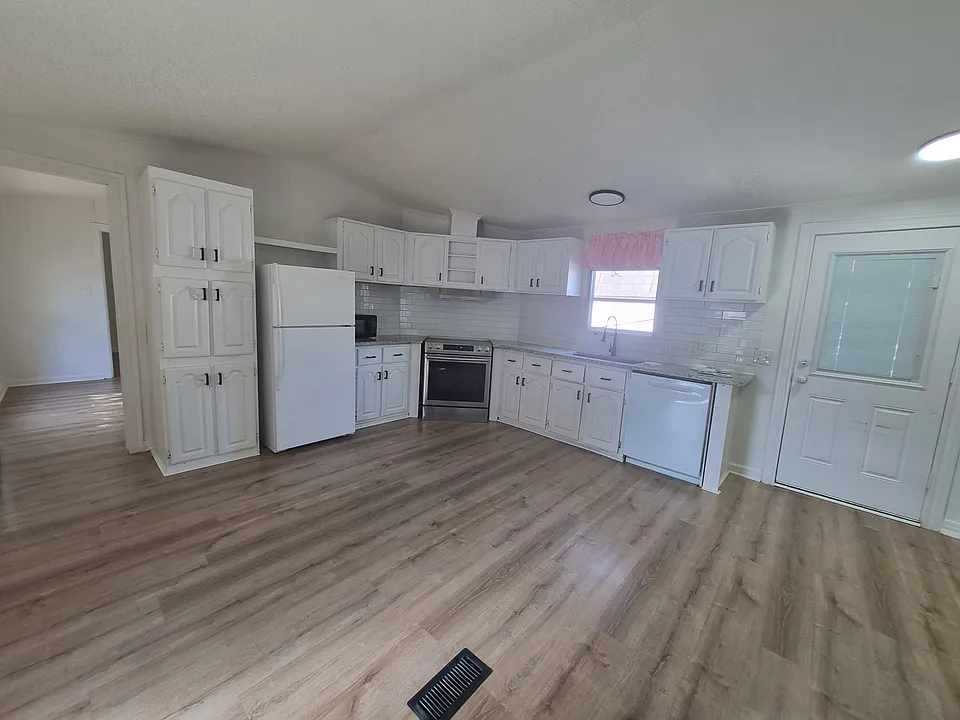 5714 Shoreline Cir S
