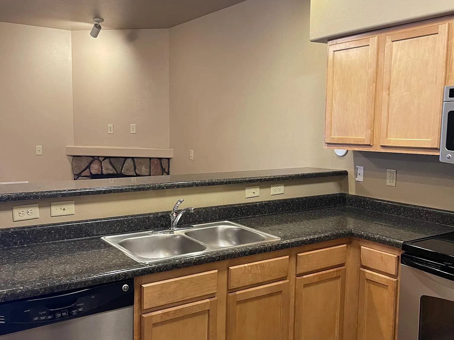 4 bed, 1534 sqft, $3,271 — Photo 3