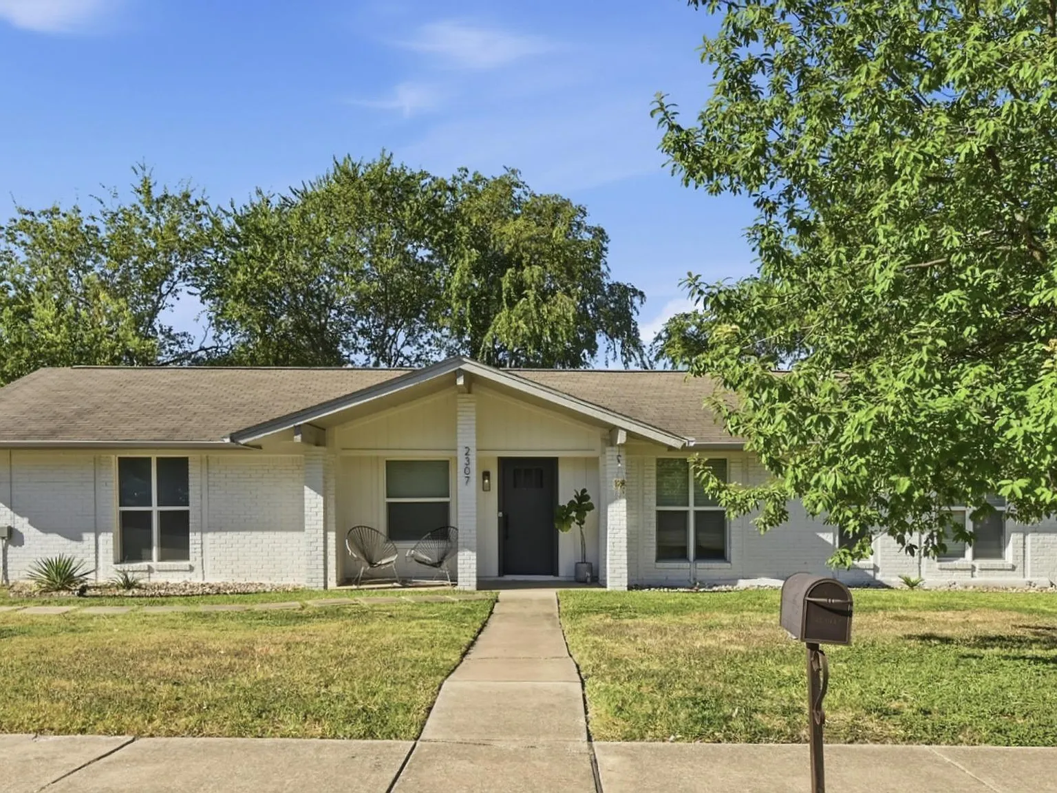 3 bed, 2.0 bath, 1101 sqft, $2,300 — Photo 3