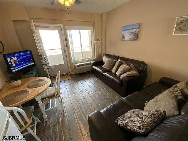 1 bed, 1.0 bath, $7,500 — Photo 3
