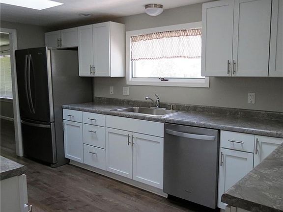 4th image of 1027 E Ave N