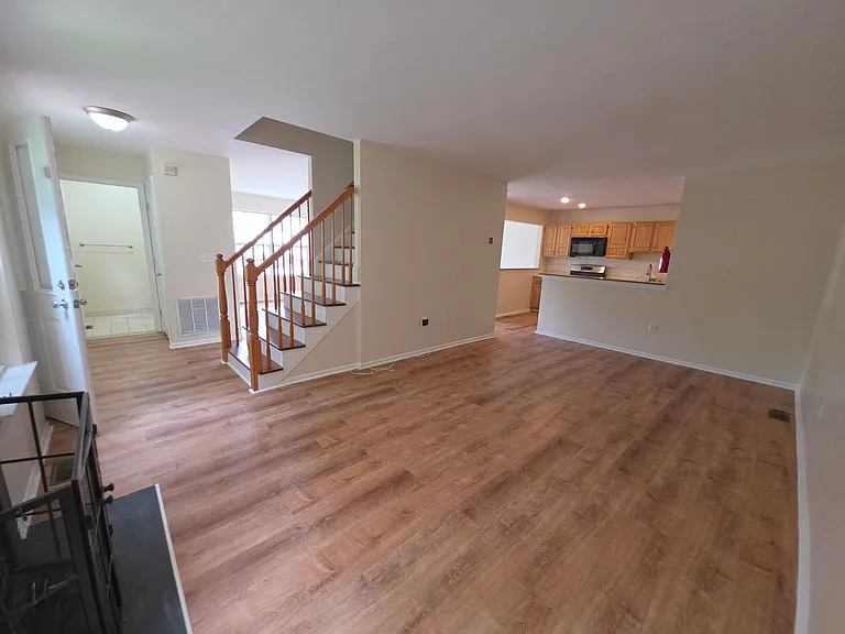 204 Barclay Ct — Photo 11
