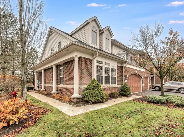 7246 Gateway Dr, West Bloomfield, MI 48322