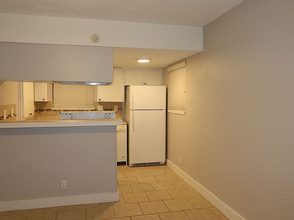 4th image of 202 E 45th
