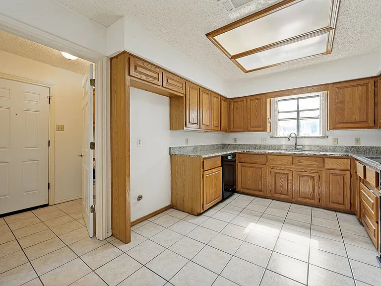 173 Simmons Dr — Photo 6