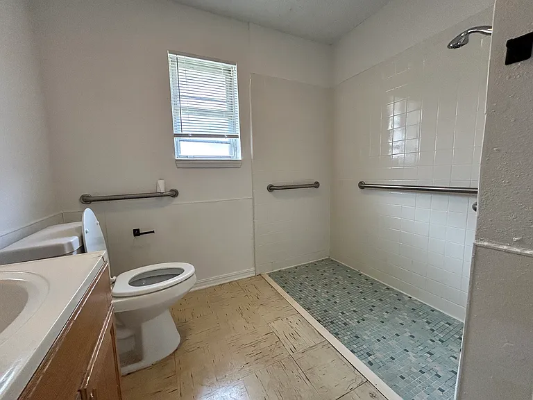 541 NW 114th St — Photo 9