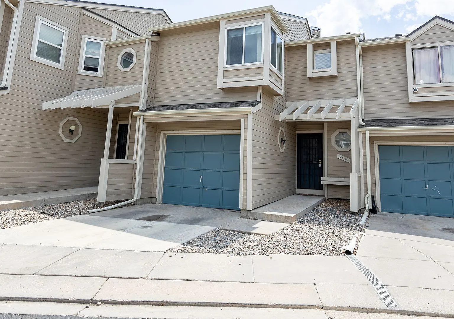 2 Bedroom Townhome Near Golf Course! — Photo 2