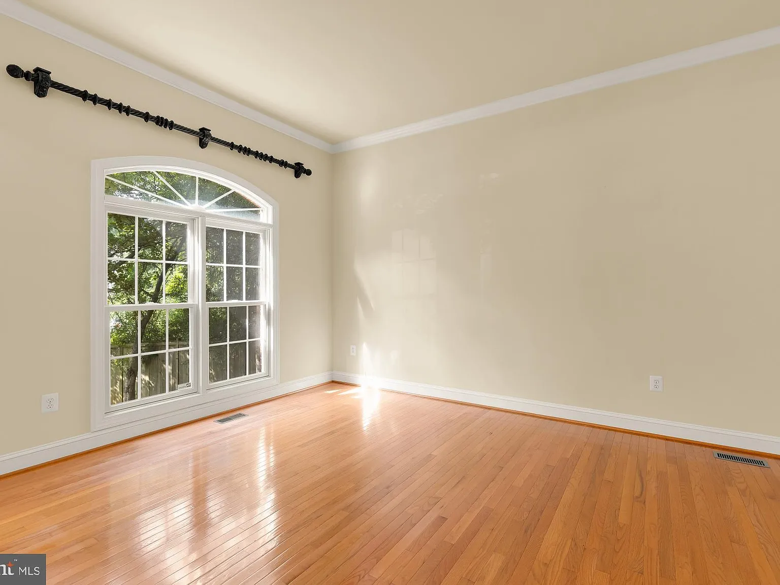 6 bed, 4.5 bath, 4328 sqft, $5,000 — Photo 4
