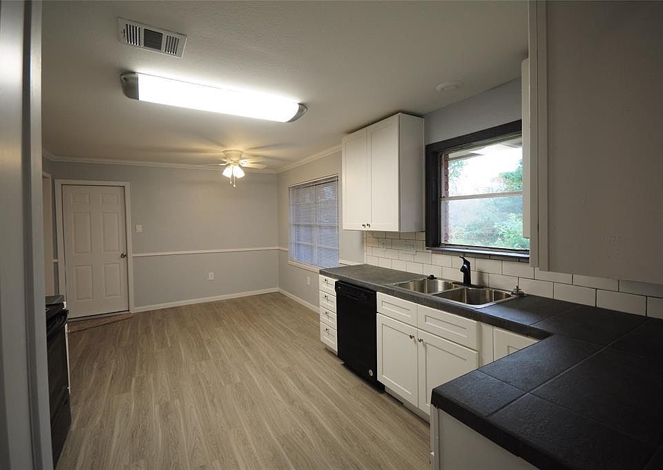 1st image of 2805 Oak Dr