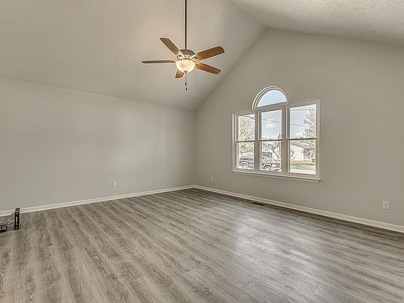 4th image of 306 Summer Dr