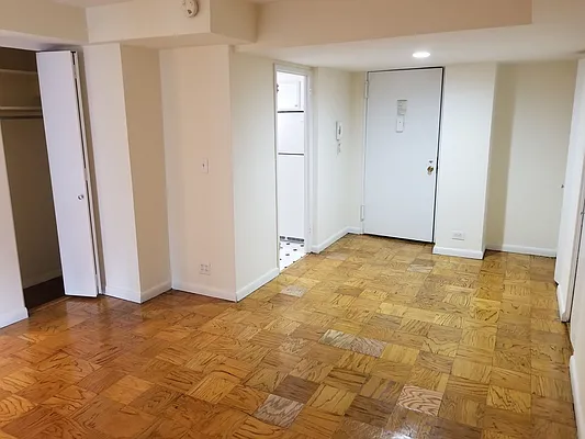 Rented by Manhattan Apartment Organization | media 27