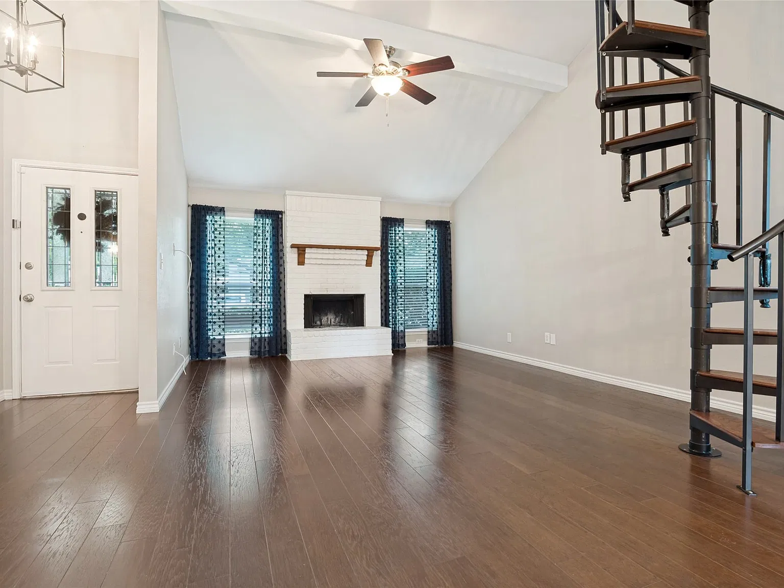 3 bed, 2.0 bath, 1735 sqft, $2,995 — Photo 2