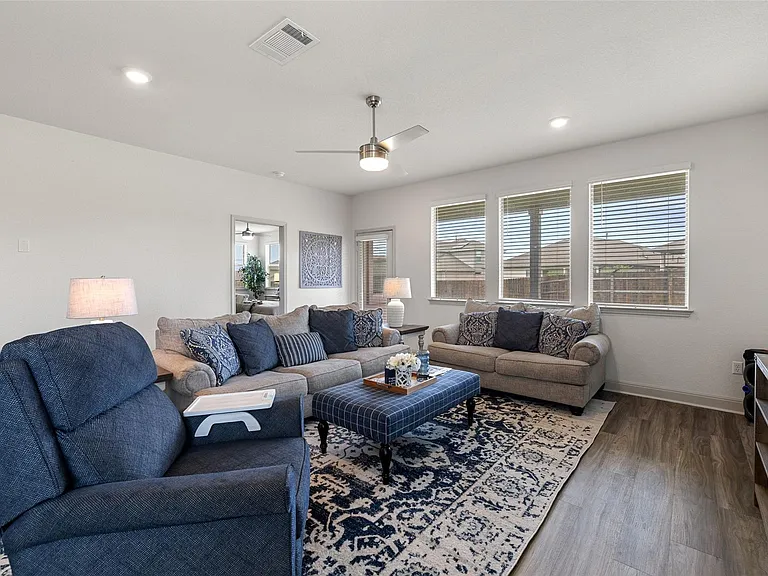 16401 Coratina Dr — Photo 2