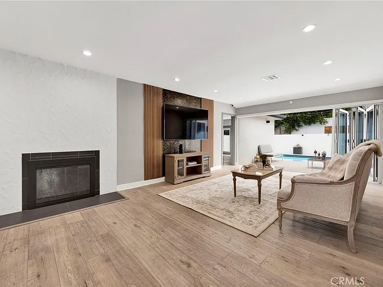 4912 N Alonzo Ave — Photo 3