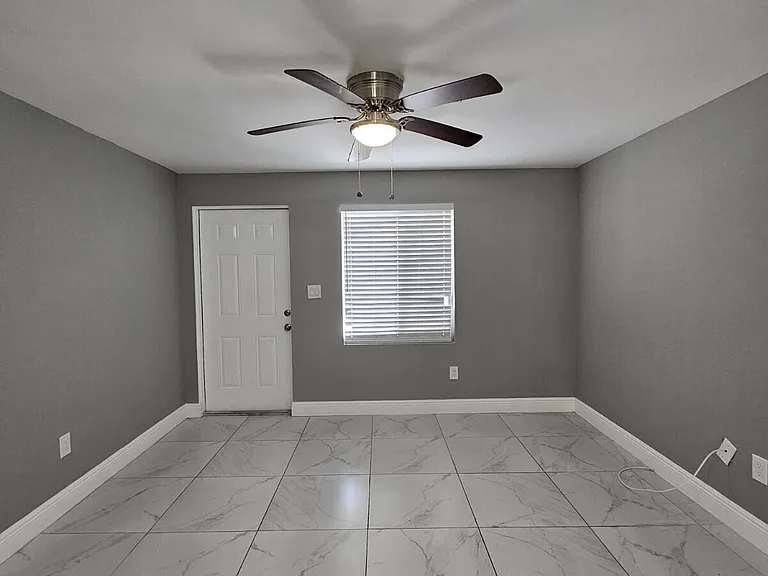 933 W 7th St #A — Photo 1