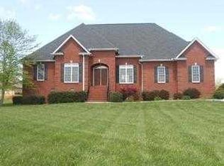 1629 Cascading Falls Ln, Sevierville, TN 37876