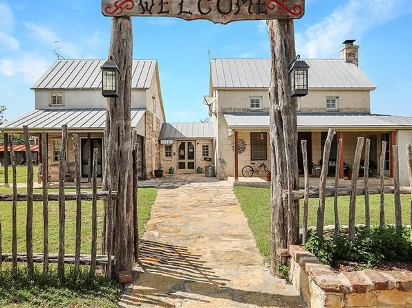 3234 Luckenbach Rd, Fredericksburg, TX 78624
