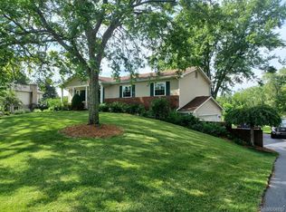 12116 Country Side Dr, Hartland, MI