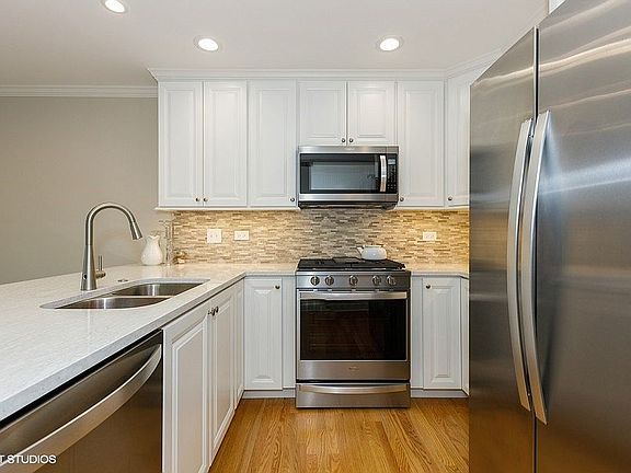 2nd image of 902 Carlisle Ave