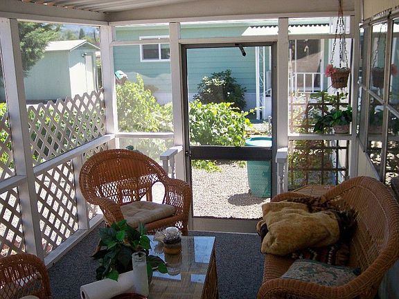 Screened-in deck w/wicker furniture