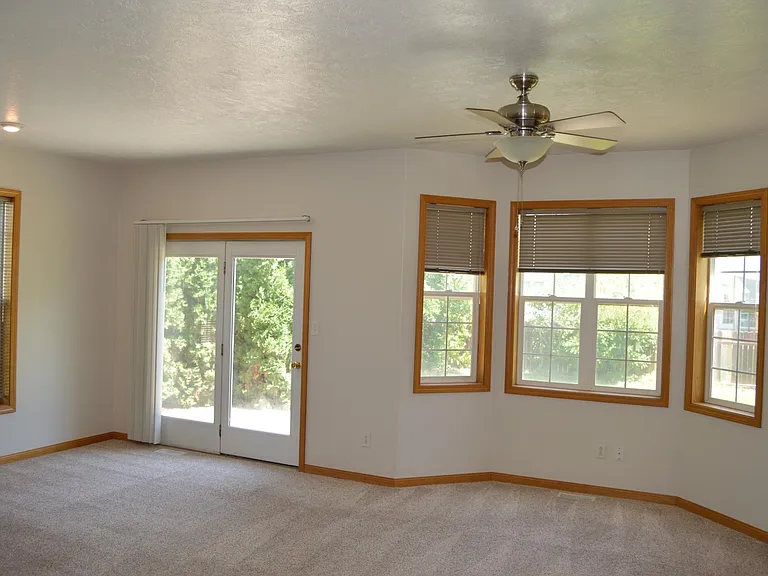 217 Arden Dr — Photo 2