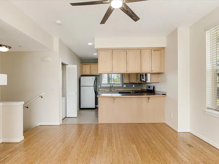 425 NE Fremont St — Photo 12