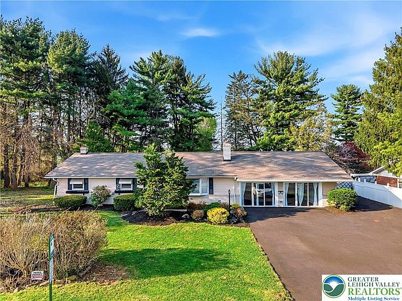 3rd image of 1319 Overlook Rd