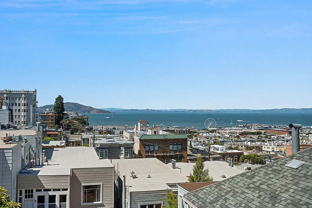 1048 Union St — Photo 2