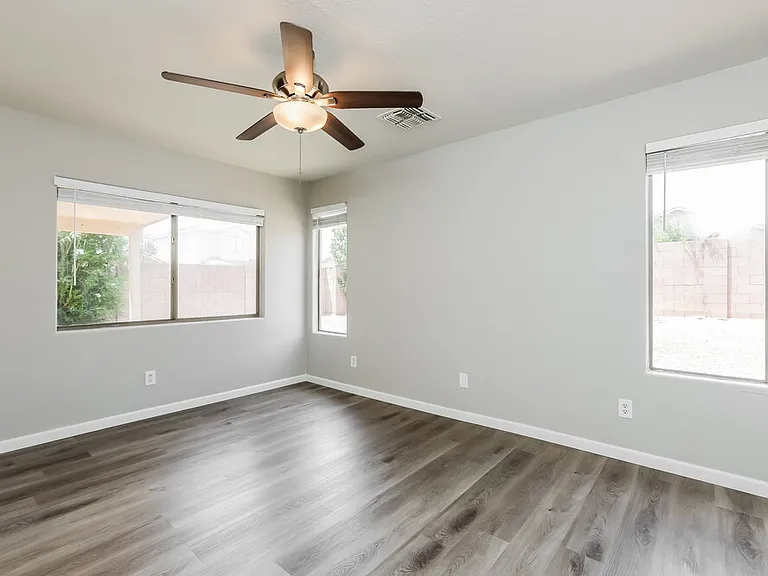 12954 W Voltaire Ave — Photo 9
