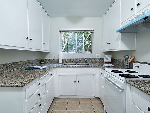 5th image of 120 E Live Oak St #120