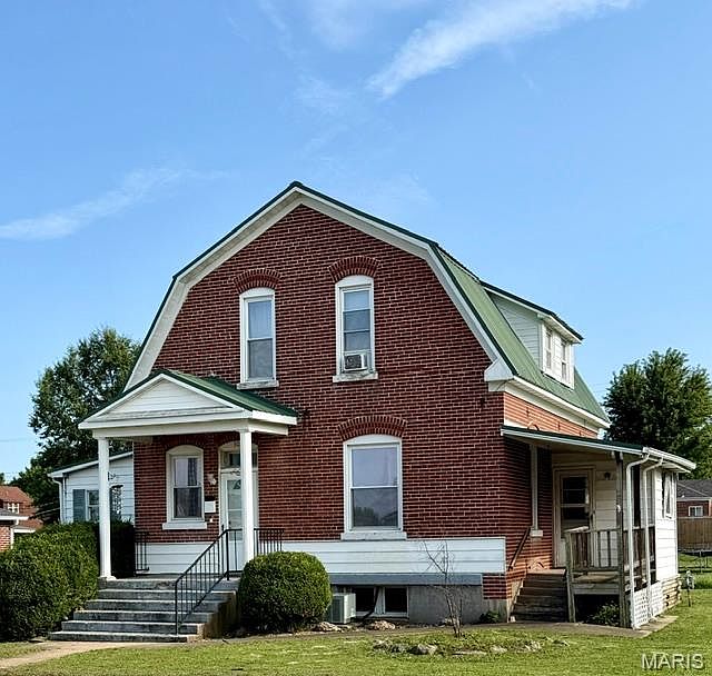 2nd image of 302 E Jefferson Ave