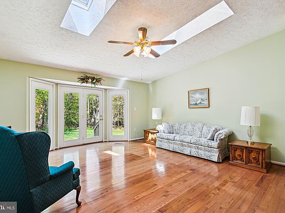 5th image of 842 Mission Valley Ln