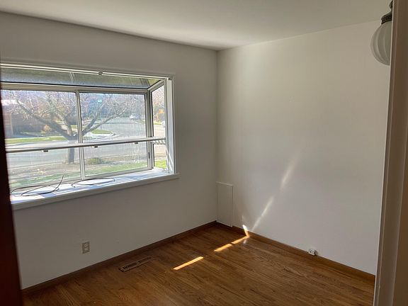 4th image of 1152 Berkshire Dr