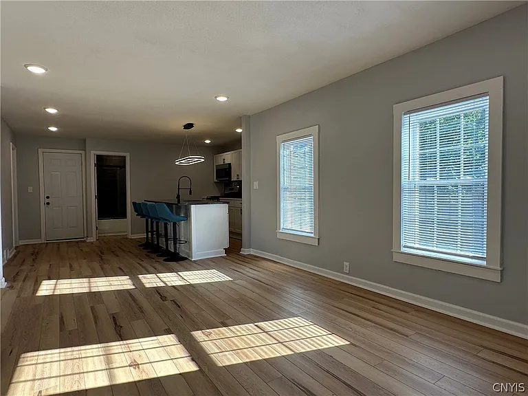 408 E Laurel St — Photo 13