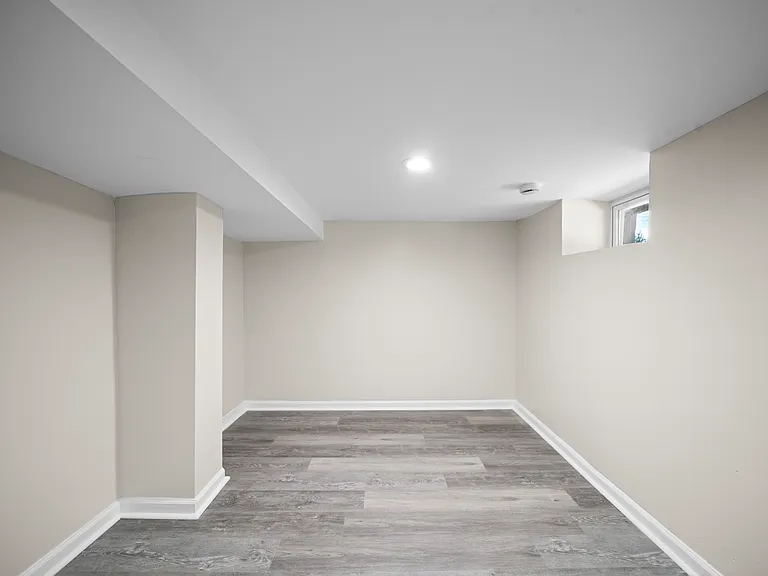 70 Lambert St — Photo 16