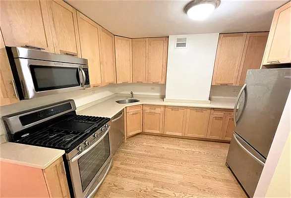 Rented by Manhattan Realty Group | media 23