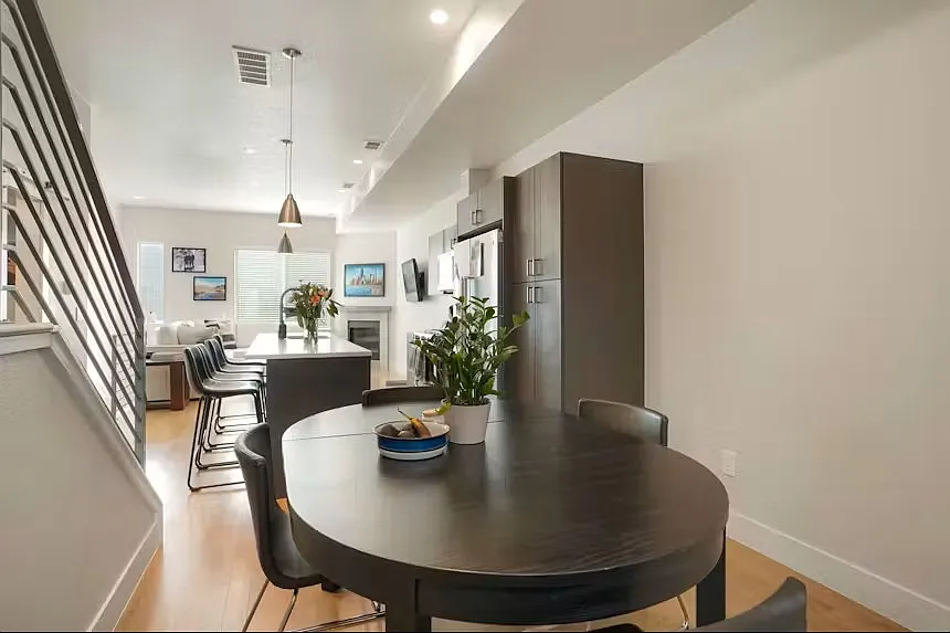 2 bed, 2.5 bath, 1396 sqft, $3,750 — Photo 4